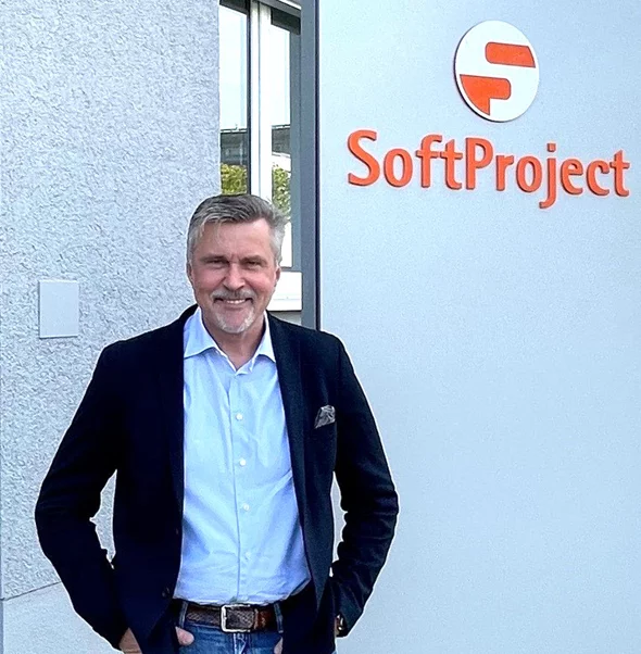 olaf henning pm smaller2